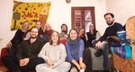 Gruppe junger Menschen lachend auf einem Sofa